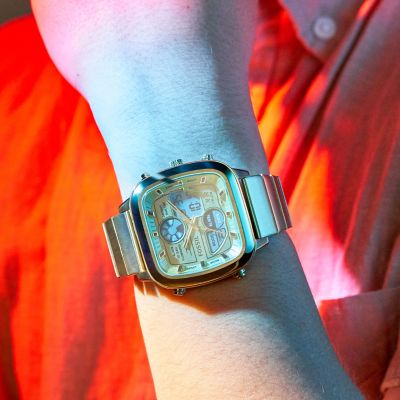 Reloj analógico-digital de acero inoxidable en dorado