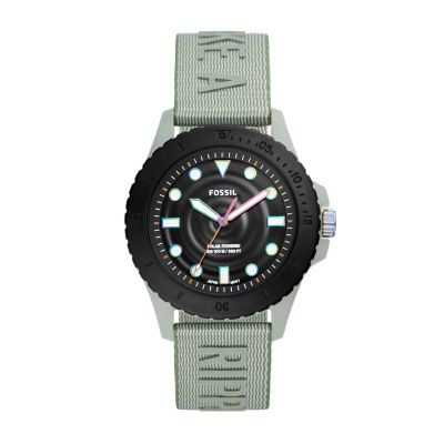 Solar powered store dive watch