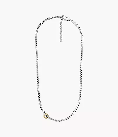 Un collier chaîne argenté orné de détails cuivrés style boussole.