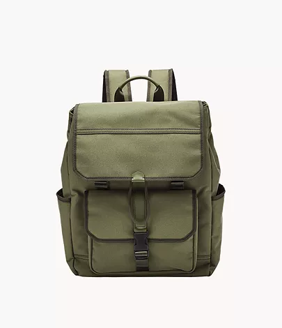 Una mochila de lona en tono verde oliva con bolsillo frontal y correa con hebilla.