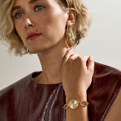 Women's watch goes on what hand hotsell