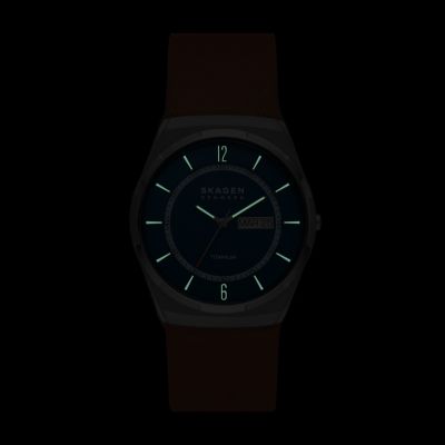 MELBYE TITANIUM 三針デイデイト ラゲッジレザーウォッチ SKW6906 - Skagen